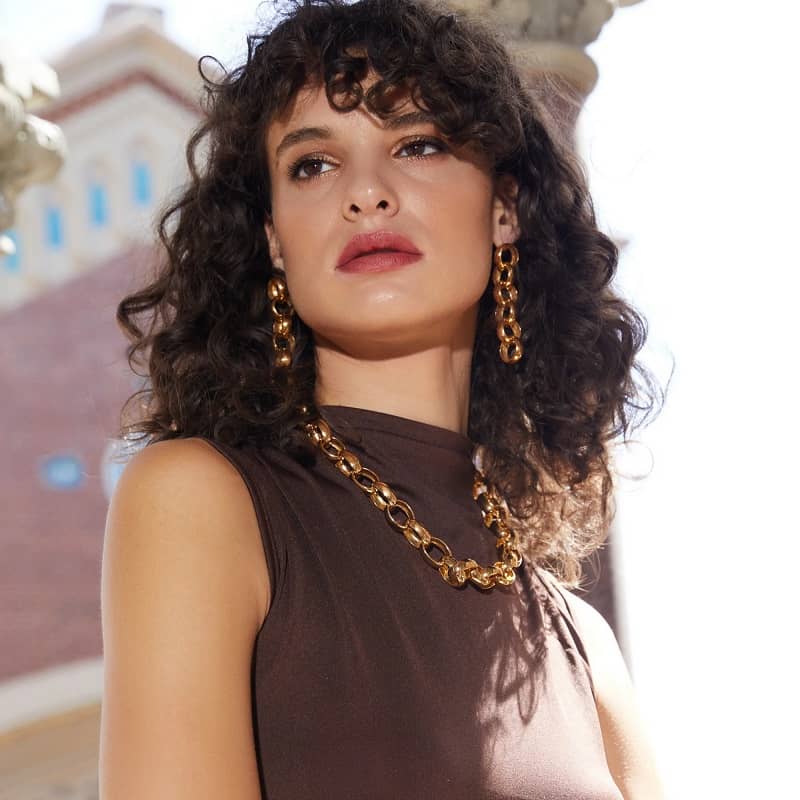 Looking for a versatile accessory to complete any outfit? Check out our collection of chain necklaces for women. With a range of styles and metals, you're sure to find your perfect match.